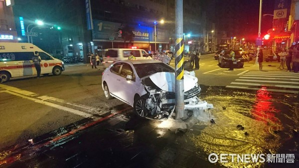 ▲高雄市30日凌晨傳出肇逃車禍。（圖／記者莊宜庭翻攝）