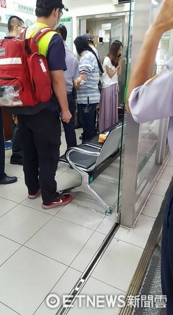 ▲新北市新店一名婦人持水果刀在郵局挾持民眾搶劫，遭行員趁隙壓制。（圖／記者林煒傑翻攝）