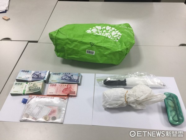 ▲新北市新店一名婦人持水果刀在郵局挾持民眾搶劫，遭行員趁隙壓制。（圖／記者林煒傑翻攝）