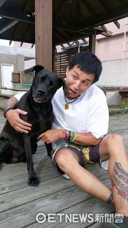 黑狗「如寶」戴上墨鏡，秒變成嘻哈歌手。（圖／網友Renee Tsai提供。）