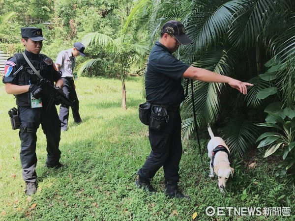 ▲世大運好辛苦！警犬也有行動補給站，美味罐頭慰勞。（圖／記者柳名耕翻攝）