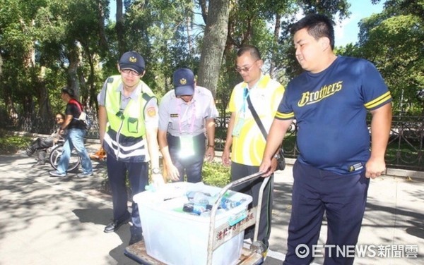 ▲世大運好辛苦！警犬也有行動補給站，美味罐頭慰勞。（圖／記者柳名耕翻攝）