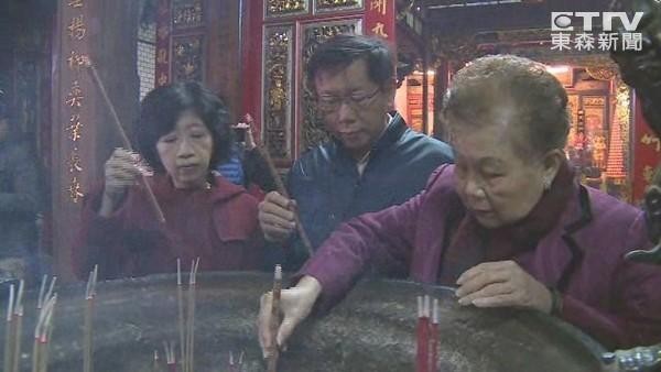 柯文哲2014年台北市長選前及當選後，都曾與柯媽一同到新竹城隍廟祈福、還願。翻攝東森新聞