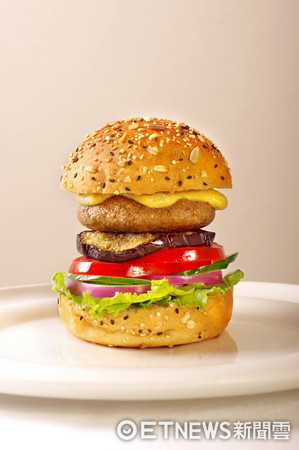 ▲▼台北天成大飯店Burger Lab.漢堡研究室「泰式綠咖哩牛肉漢堡」、「義式凱薩雞肉漢堡」，「南洋風味海鮮堡」（圖／天成集團提供）