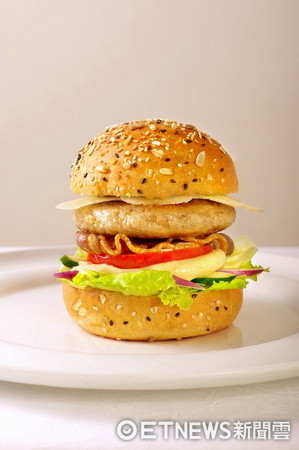 ▲▼台北天成大飯店Burger Lab.漢堡研究室「泰式綠咖哩牛肉漢堡」、「義式凱薩雞肉漢堡」，「南洋風味海鮮堡」（圖／天成集團提供）