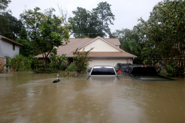 ▲哈維颶風洪水淹沒房屋。（圖／路透社）