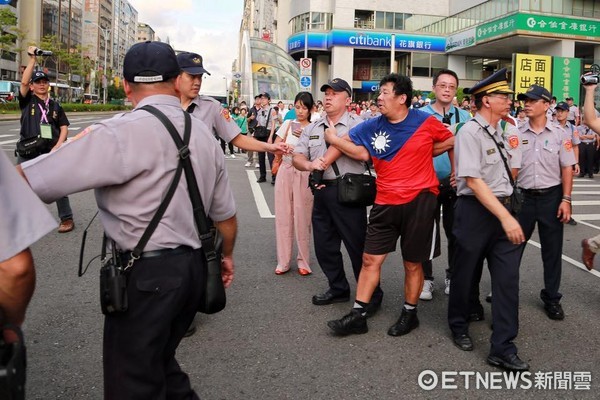 ▲▼台北世大運閉幕式,抗議人士被帶走。（圖／記者林世文攝）