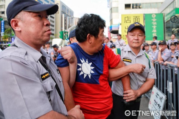 ▲▼台北世大運閉幕式,抗議人士被帶走。（圖／記者林世文攝）