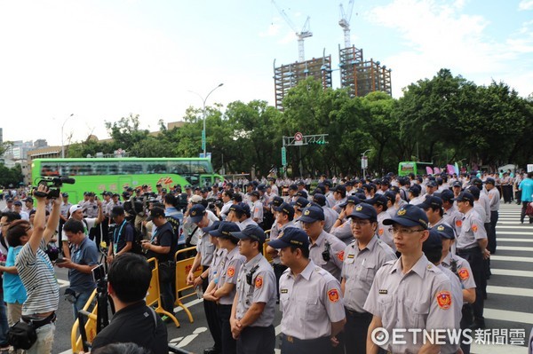 ▲世大運閉幕式，蔡丁貴與「公投護台灣聯盟」成員，聚集在小巨蛋外，八德路與敦化北路口。大批警力戒備。（圖／記者楊佩琪攝）