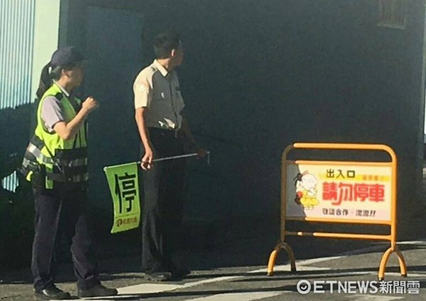 台東關山警察分局為維護轄內學童上下學安全，編排「護童專案」勤務，協同校方一起守護學童安全。（圖／台東縣警察局提供）