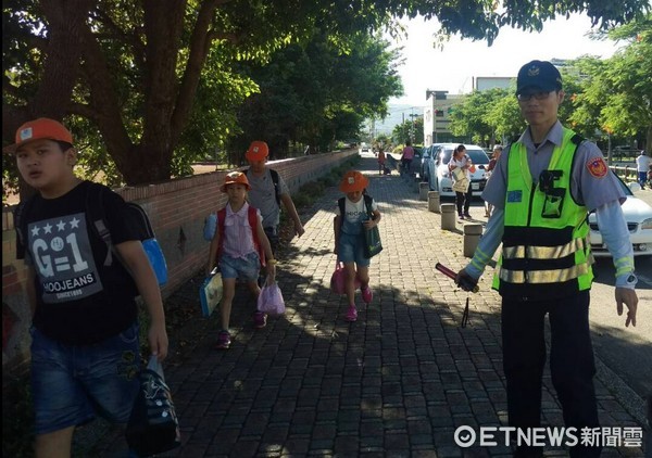 台東關山警察分局為維護轄內學童上下學安全，編排「護童專案」勤務，協同校方一起守護學童安全。（圖／台東縣警察局提供）