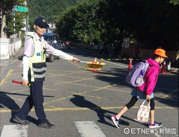 台東關山警察分局為維護轄內學童上下學安全，編排「護童專案」勤務，協同校方一起守護學童安全。（圖／台東縣警察局提供）