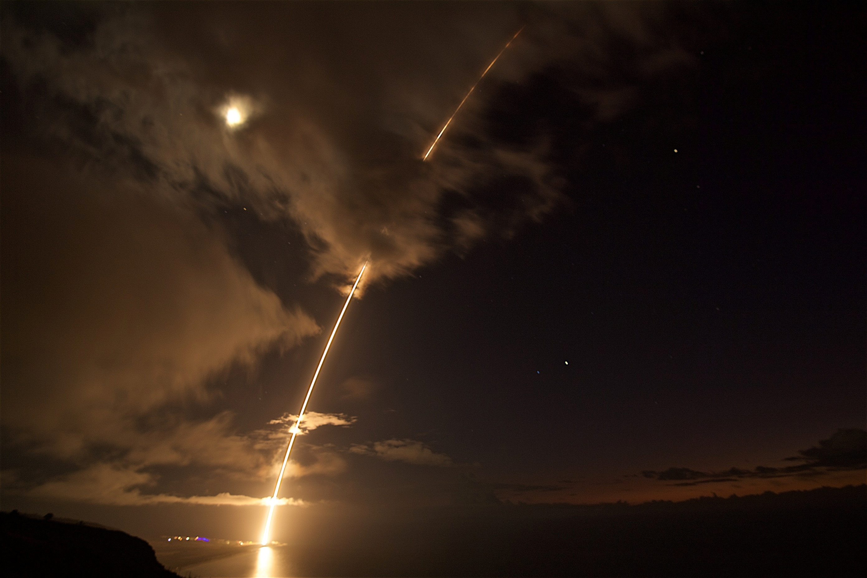 ▲▼「約翰·保羅·瓊斯號」驅逐艦 （USS John Paul Jones DDG-53）以「標準-6」（SM-6）導彈攔截中程彈道飛彈。（圖／路透社）