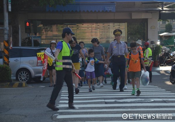 ▲106年度第一學期開學了，台南市警五分局員警開始執行護童勤務。（圖／警方提供）