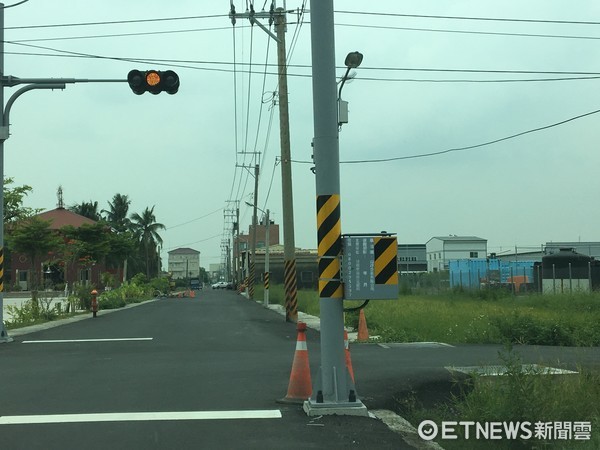 ▲台南市交通局將持續編列經費，針對全台南市狹小巷弄或影響行人通行空間之路口，汰換或變更為縮小型控制器。（圖／交通局提供）