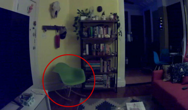 ▲房間內的綠色搖椅自己搖動。（圖／翻攝自推特／@moby_dickhead）