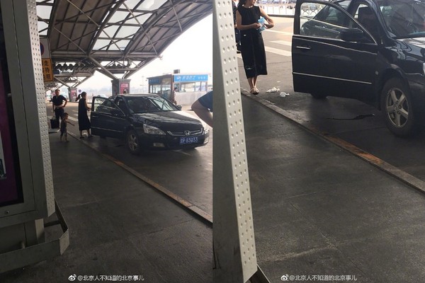 國家門面也照上！　北京爸媽讓小孩在機場門口大便。（圖／翻攝自大陸「北京人北京事兒」微博）