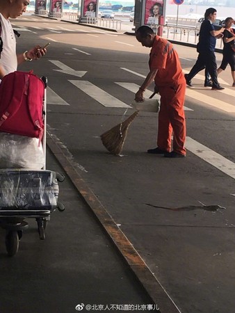 國家門面也照上！　北京爸媽讓小孩在機場門口大便。（圖／翻攝自大陸「北京人北京事兒」微博）
