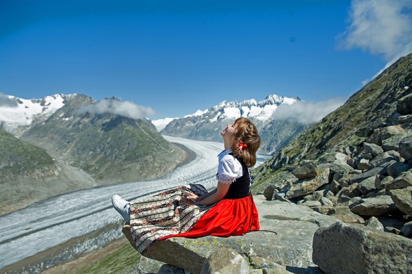 LuLu化身「阿爾卑斯山少女」穿著瑞士傳統服在韋爾比耶的大草原上轉圈圈跳舞。