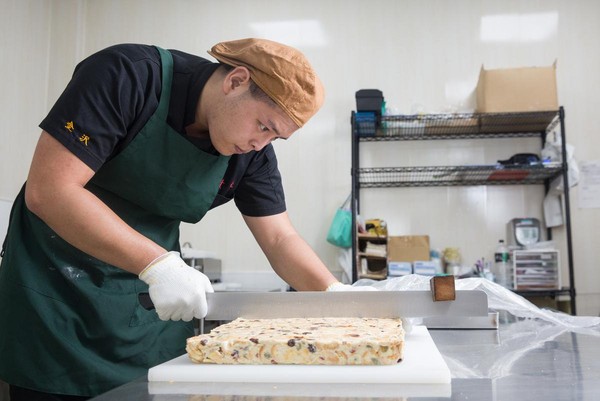 林勁勳研發出的Ｑ餅，製作時需耗費不少體力，過程必需全程專注，任一細節都馬虎不得。