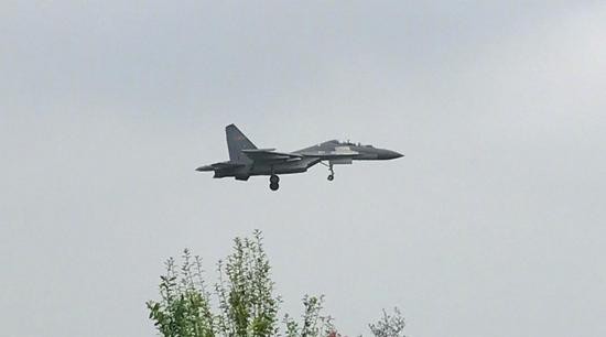 ▲▼一張解放軍殲-16降落在安徽某機場的照片。（圖／翻攝自《新浪軍事》）