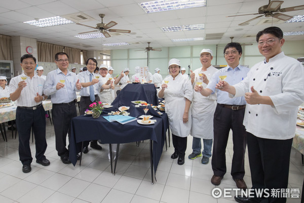 ▲嘉南藥理大學接受台南市勞工局委託辦理「坐月子餐點烹調訓練班」，31日上午於該校食品專業教室舉行結業成果發表會。（圖／嘉藥提供）