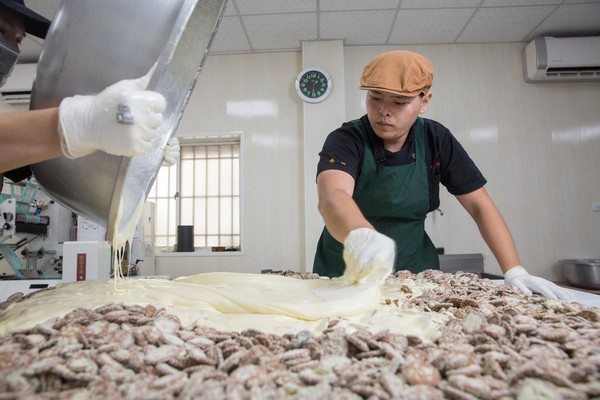 Ｑ餅以餅乾當基底，搭配左方倒入的奶油、溶掉的棉花糖，以棉花糖取代化學黏稠劑，使其凝固吃起來又Ｑ彈。