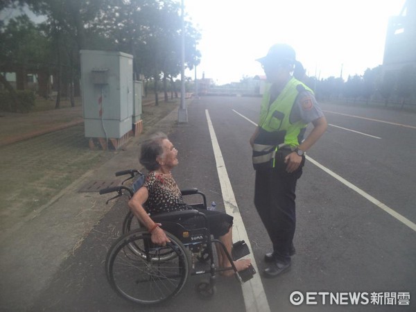 ▲安養中心奶奶太想家...　偷偷推著輪椅溜出去卻在街上徘徊。（圖／記者謝侑霖翻攝）