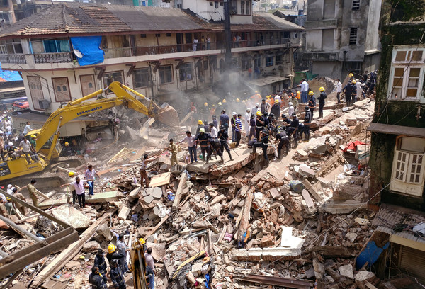 ▲▼印度孟買南部一棟房屋31日發生垮塌，已造成多人死亡。（圖／CFP）