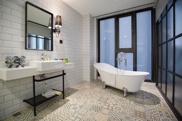 浴室地板鋪設的馬約利卡磁磚，也是具有時間感的復古元素。