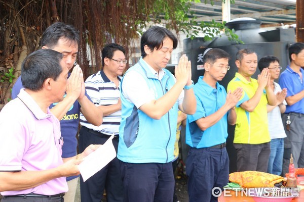 花蓮市清潔隊舉辦普渡儀式，市長魏嘉賢在現場誠心祭拜，並以祭拜過的淨水灑向垃圾車，祈求行車順利。（圖／花蓮市公所提供）