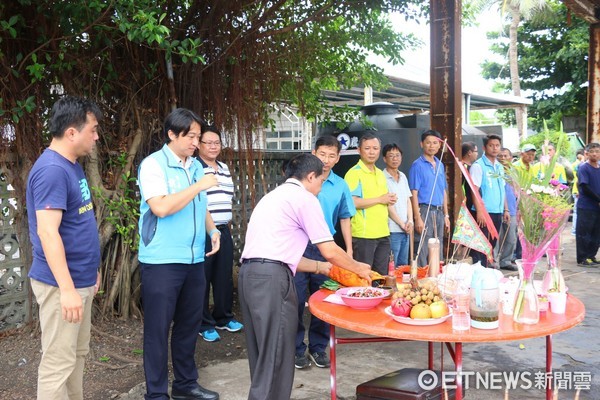 花蓮市清潔隊舉辦普渡儀式，市長魏嘉賢在現場誠心祭拜，並以祭拜過的淨水灑向垃圾車，祈求行車順利。（圖／花蓮市公所提供）