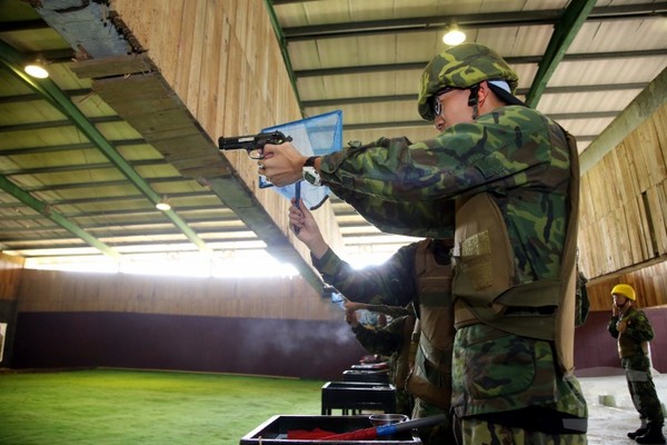 鐵衛營手槍實彈射擊課程　體驗臨戰氣氛