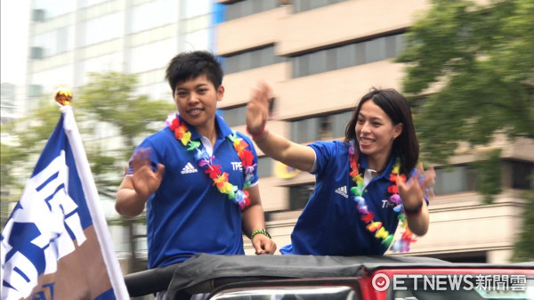 ▲台灣英雄大遊行為選手喝采，共出動1230警力維安。（圖／記者柳名耕翻攝、攝）