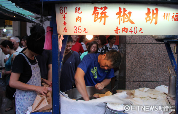 ▲世大運羽球奪金牌　王子維家中胡椒餅店爆紅人潮不斷。（圖／記者黃士原攝）