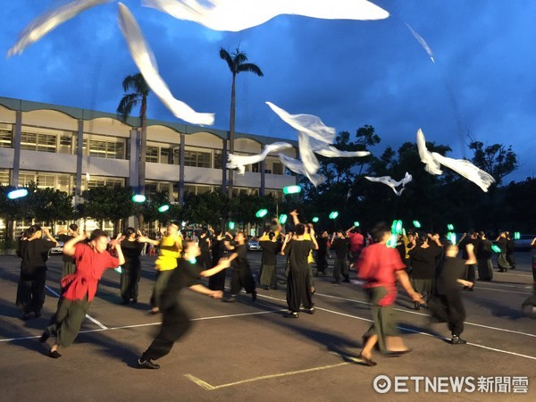 ▲「2017丁酉雞籠中元祭」開幕舞劇，邀請太陽馬戲團首席舞者張逸軍領軍編劇。31日下午，在基隆南榮國中進行總彩排。（圖／記者楊佩琪翻攝）