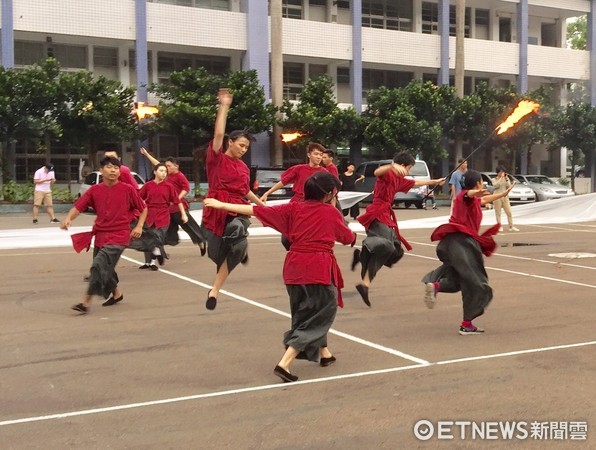 ▲「2017丁酉雞籠中元祭」開幕舞劇，邀請太陽馬戲團首席舞者張逸軍領軍編劇。31日下午，在基隆南榮國中進行總彩排。（圖／記者楊佩琪翻攝）