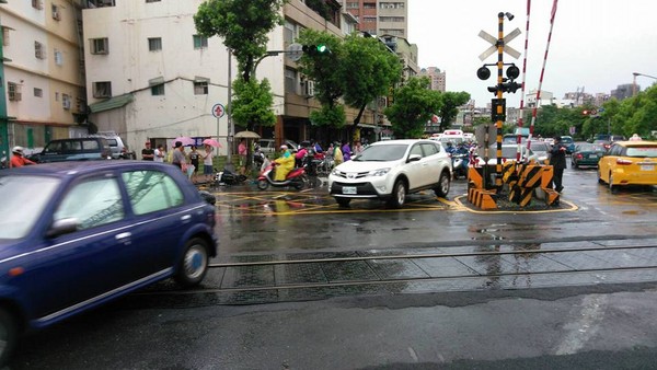 高雄正義路平交道發生連環追撞車禍。（圖／翻攝自FUN台鐵）