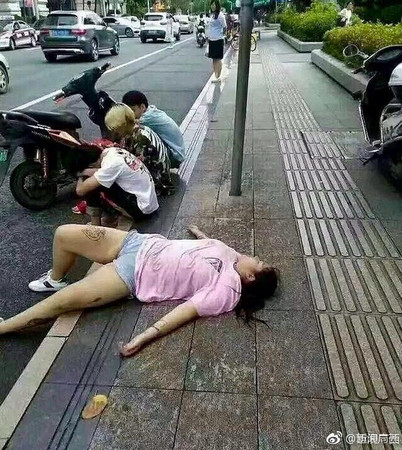 ▲大隻女躺在路邊等待被撿。（圖／翻攝自微博，下同）