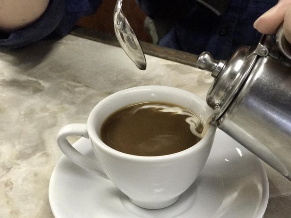熱咖啡上桌時，會另外送上不鏽鋼壺，裡頭裝了無糖煉乳，由客人自行調整風味。