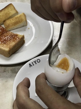 直立在蛋杯上的帶殼白煮蛋送來後，灑鹽、用小湯匙挖著吃，是很古典式的吃法。