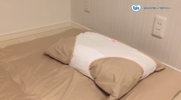 日本推出「胖次枕頭套」，吸收精華升級「加味汙漬小褲褲」（圖／翻攝自YouTube）