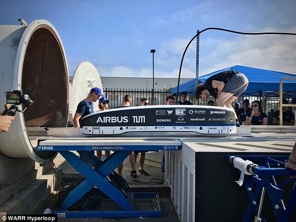 ▲SpaceX總裁馬斯克跟「超級高鐵」真空管路的實驗雛形合影。(圖／Hyperloop官網） 