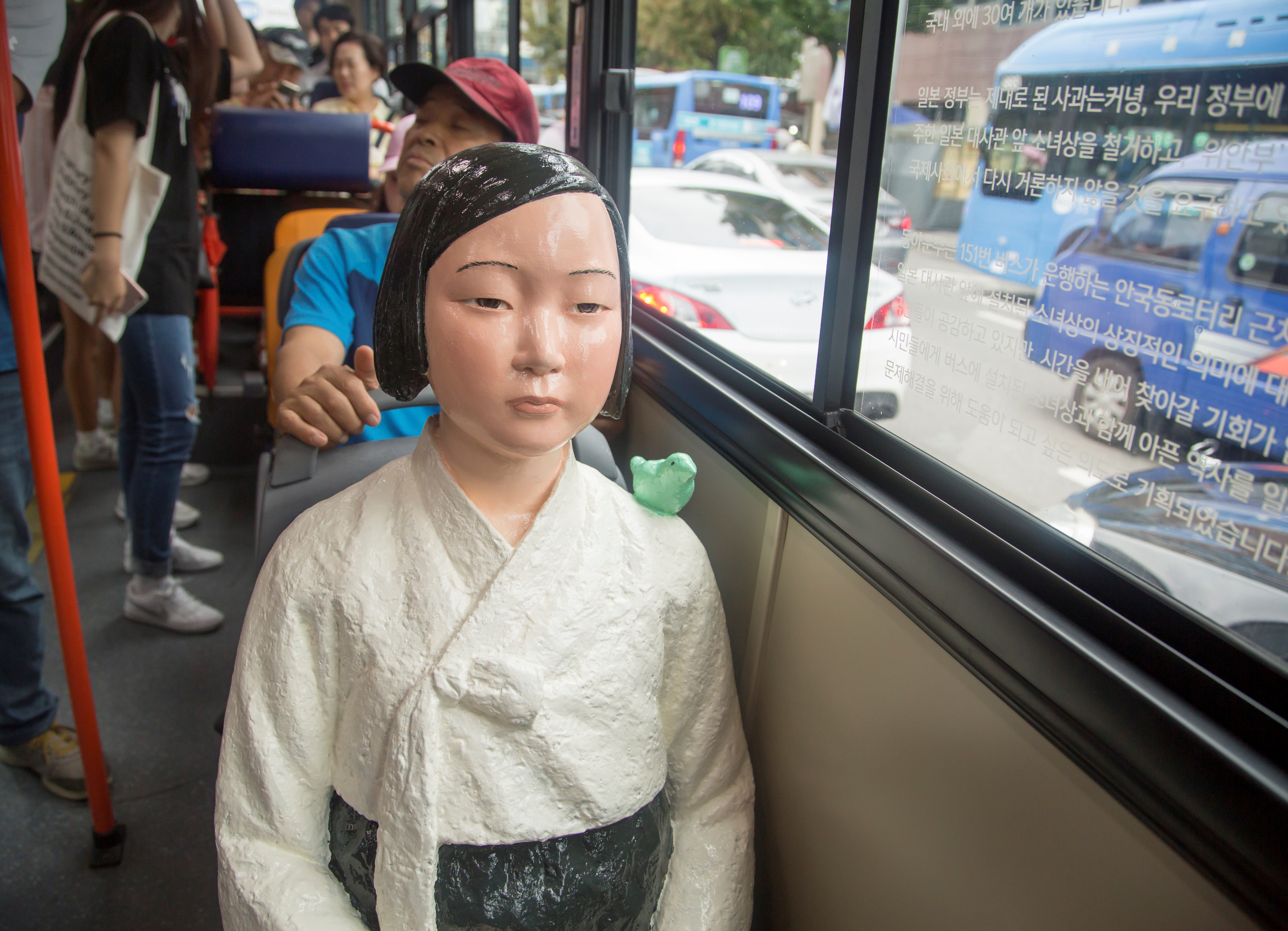 ▲南韓在815光復節，民間自發性在公車上放真人等身版朝鮮少女，慰安婦少女像紀念公車引熱議。（圖／達志影像）