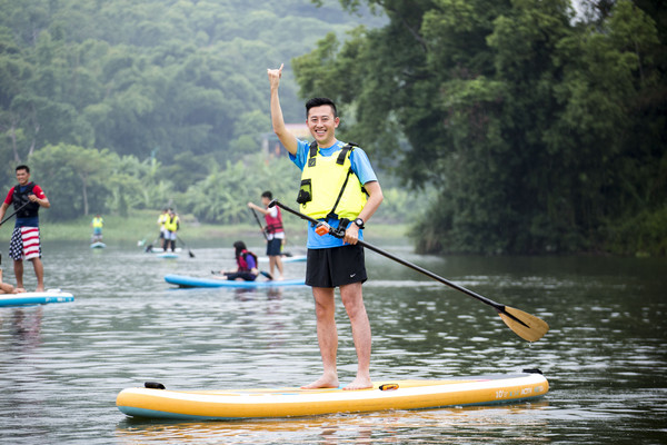 ▲新竹市市長林智堅在青草湖體驗立式划槳。