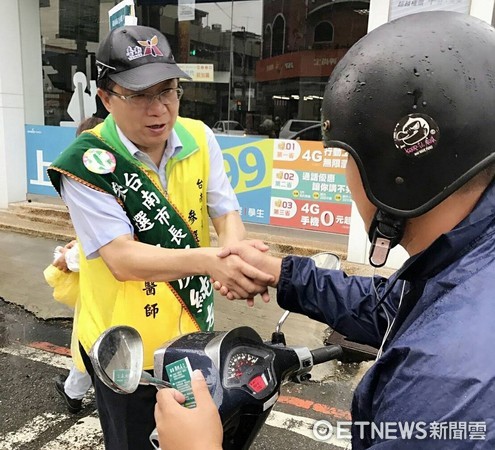 ▲台南市長參選人顏純左，1日上午站在台南新營區路口，向來往民眾拜票，尋求支持。（圖／顏純左提供）