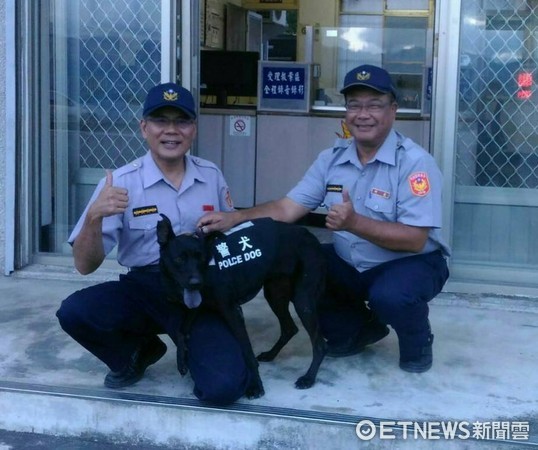 台東瑞豐派出所所長榮退，與新任所長進行交接，除了所內勤（業）務及裝備外，還包含領養的警戒犬「鼓勵」在內。（圖／台東縣警察局提供）