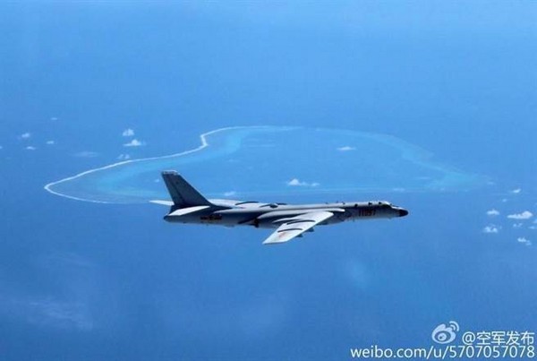 ▲▼2016年7月劉銳拍下這張轟6K與黃岩島合照。（圖／取自空軍發布微博）