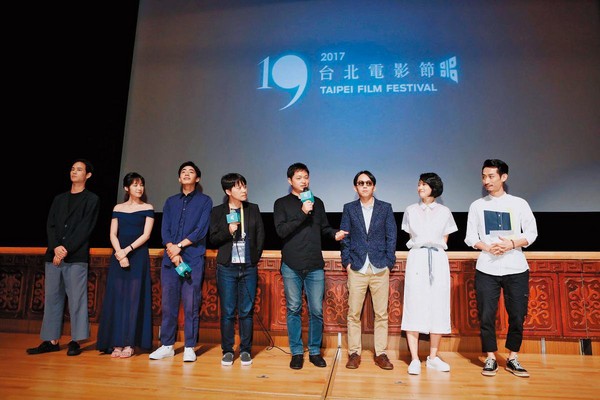 鄭有傑（右四）率《爆炸2》演員群，在台北電影節4K高畫質播放，會後與觀眾分享拍攝過程。