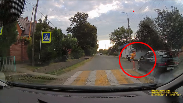 ▲▼俄羅斯屁孩奔跑過馬路　扭腰小碎步幸運躲過快車擦撞。（圖／翻攝自Youtube/ViralHog）